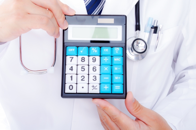 医療費を計算する医師のイメージ画像