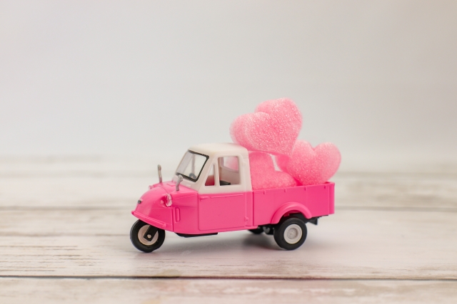 ピンク色の車の画像
